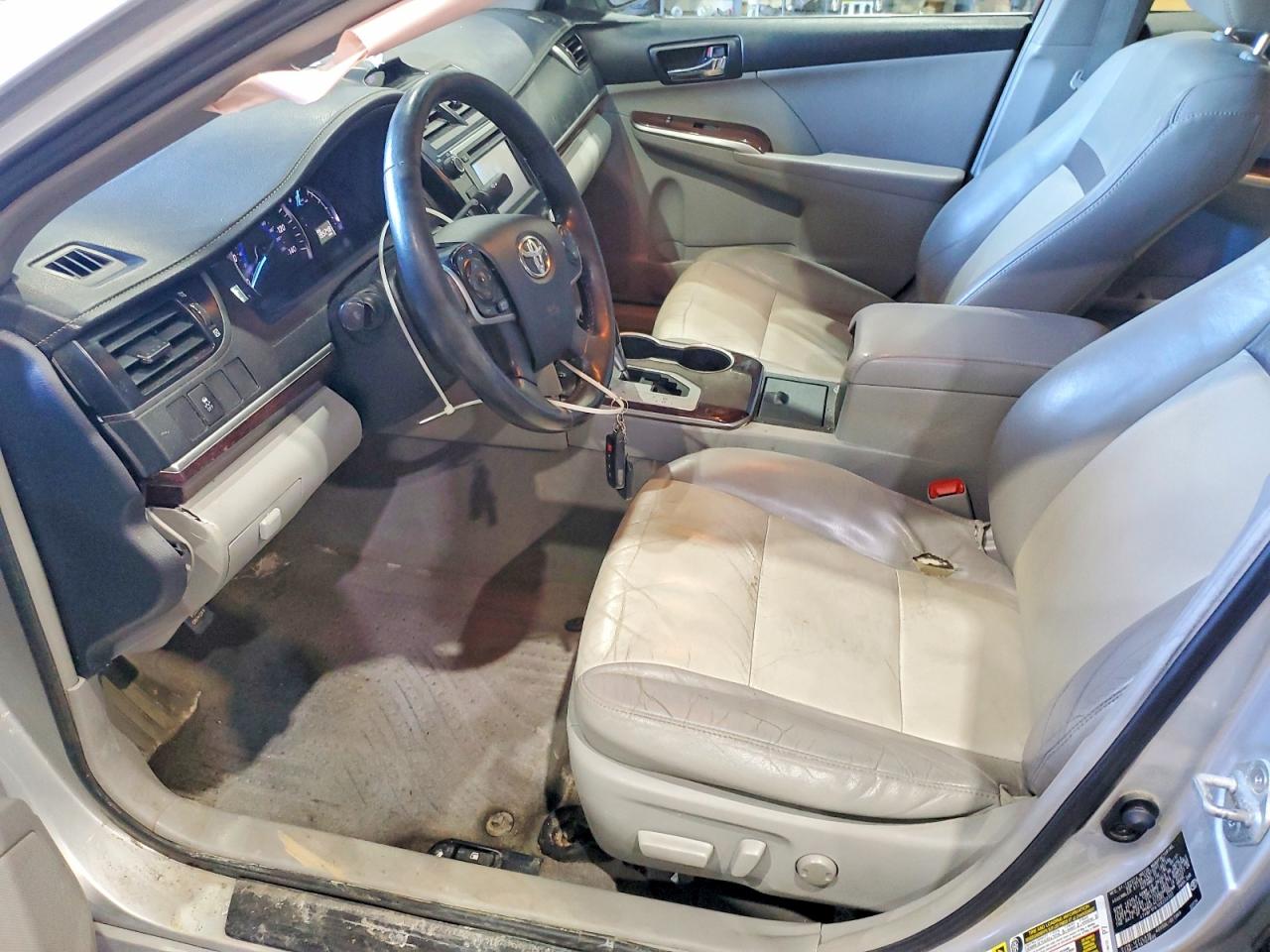 2012 TOYOTA CAMRY XLE photo 13