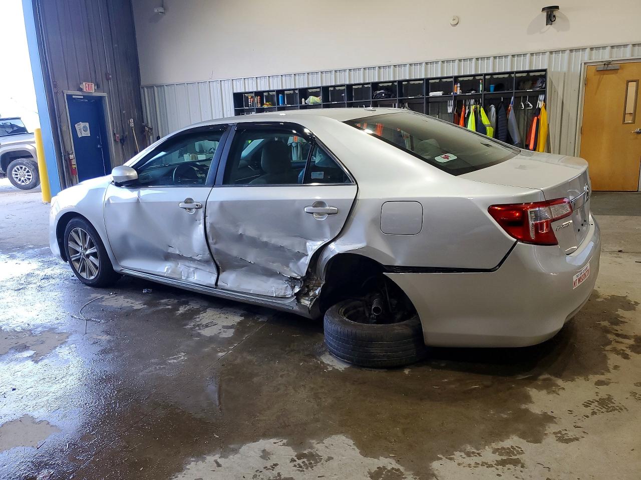 2012 TOYOTA CAMRY XLE photo 3