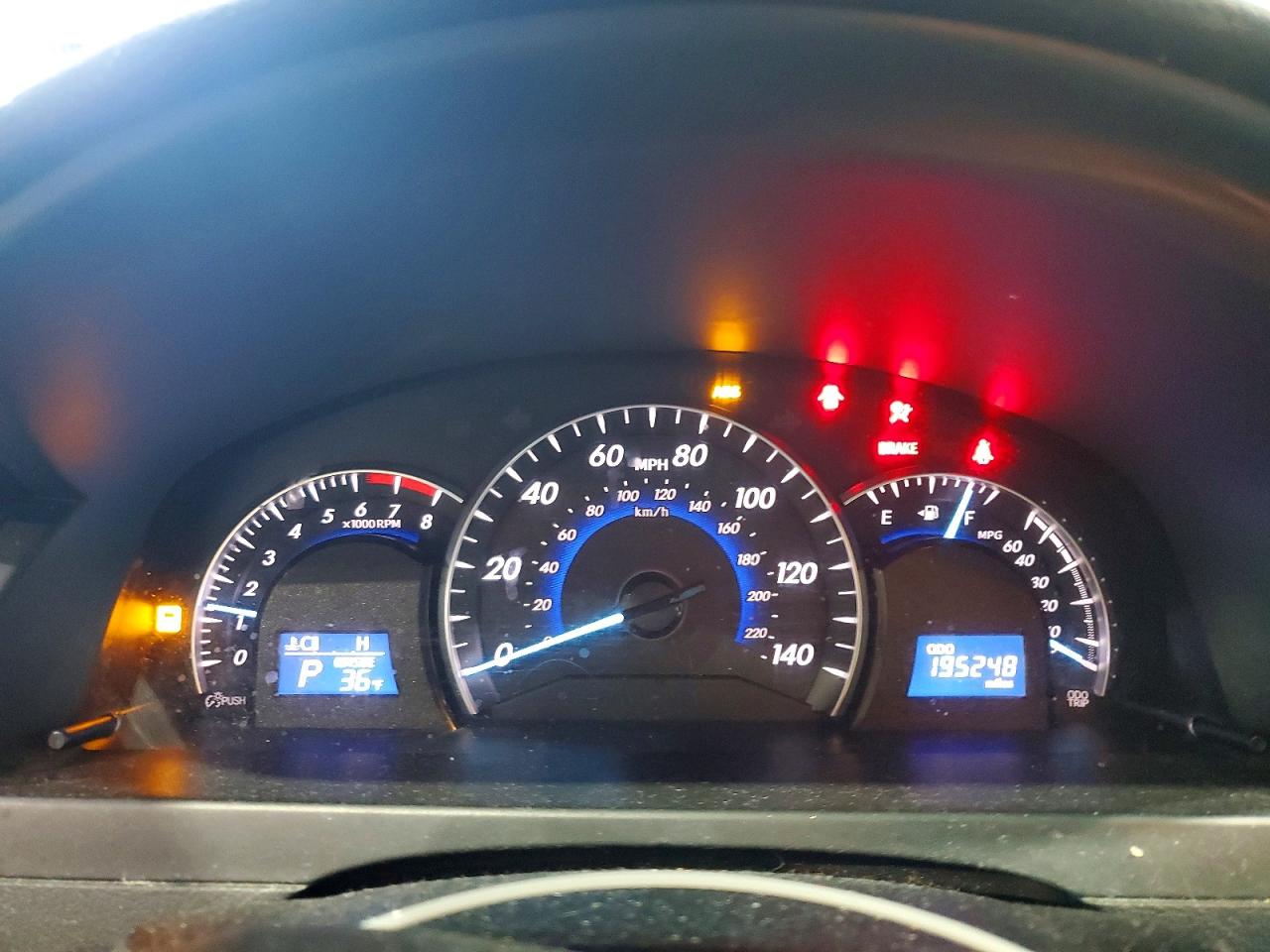 2012 TOYOTA CAMRY XLE photo 17