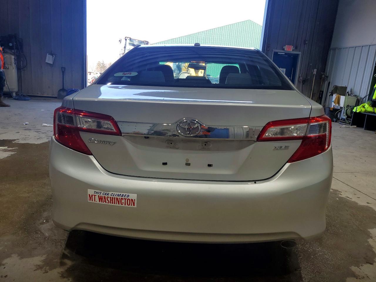 2012 TOYOTA CAMRY XLE photo 11