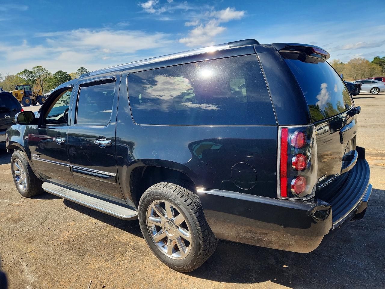 2011 GMC YUKON XL DENALI photo 3
