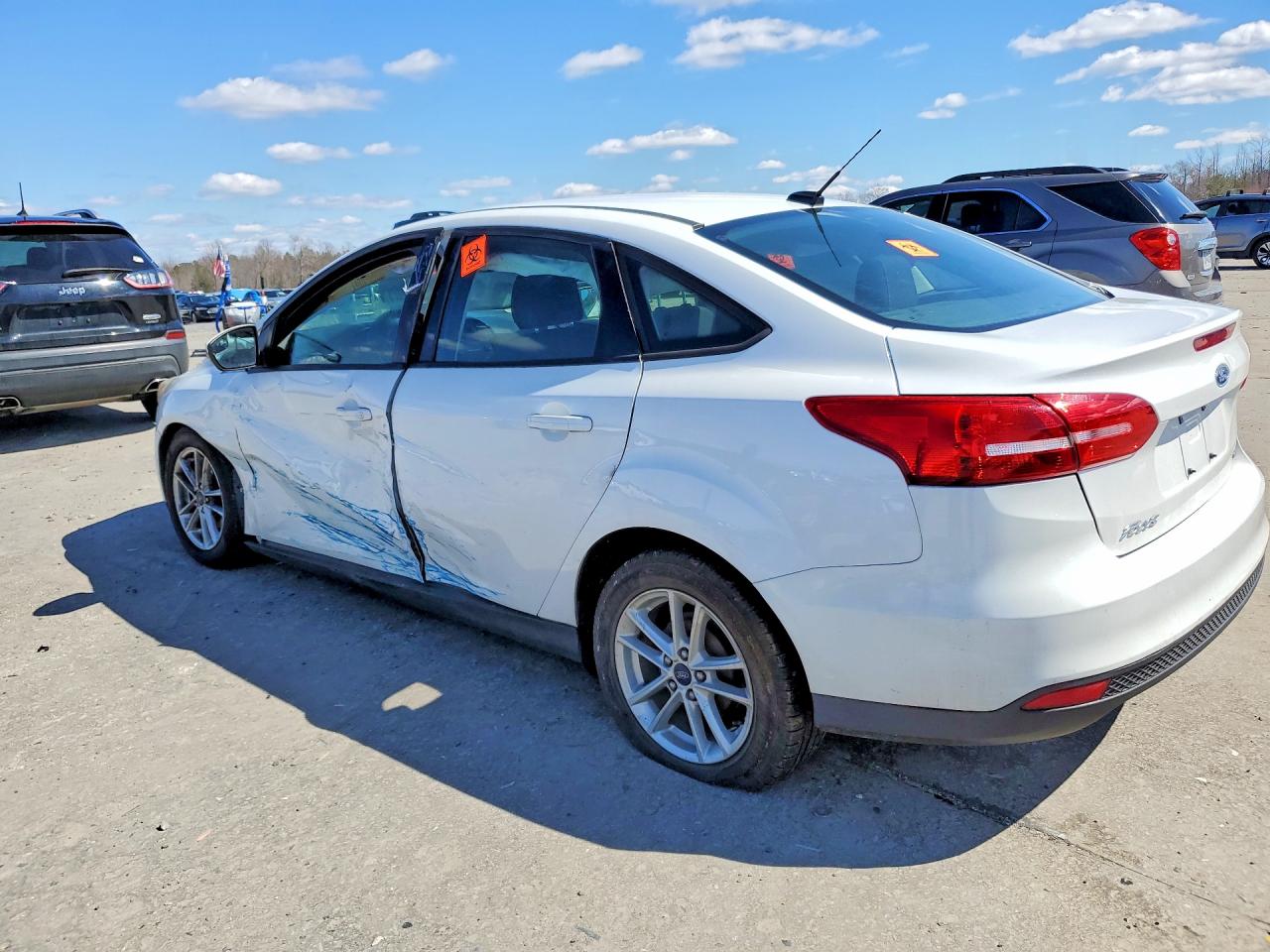 2017 FORD FOCUS SE photo 4