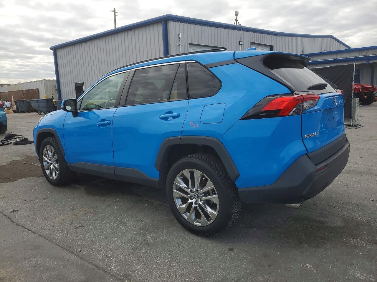 2021 TOYOTA RAV4 XLE PREMIUM photo 4