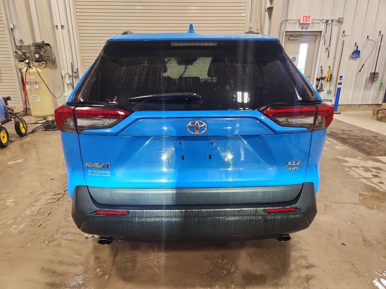 2019 TOYOTA RAV4 XLE photo 16