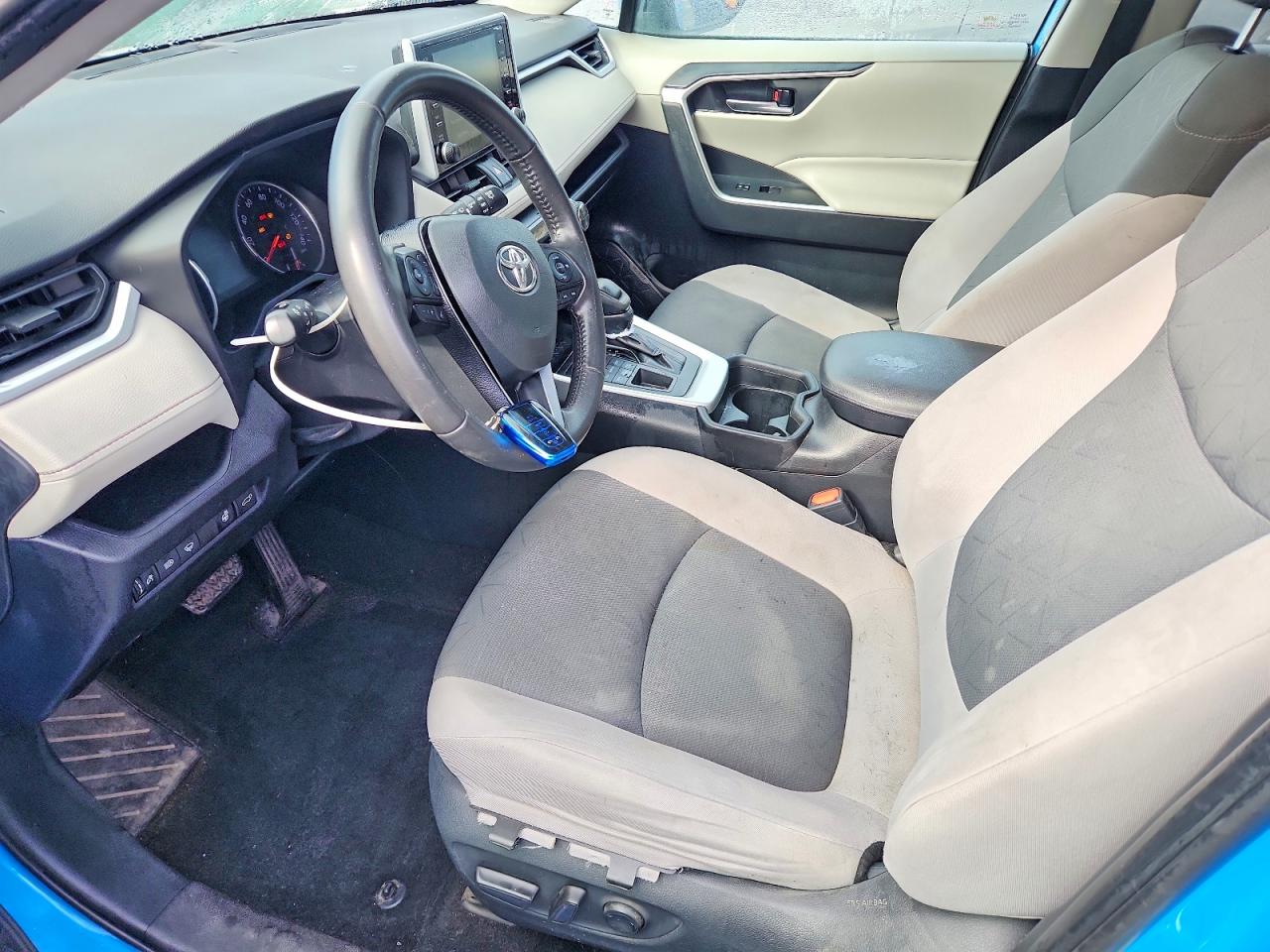 2019 TOYOTA RAV4 XLE photo 19