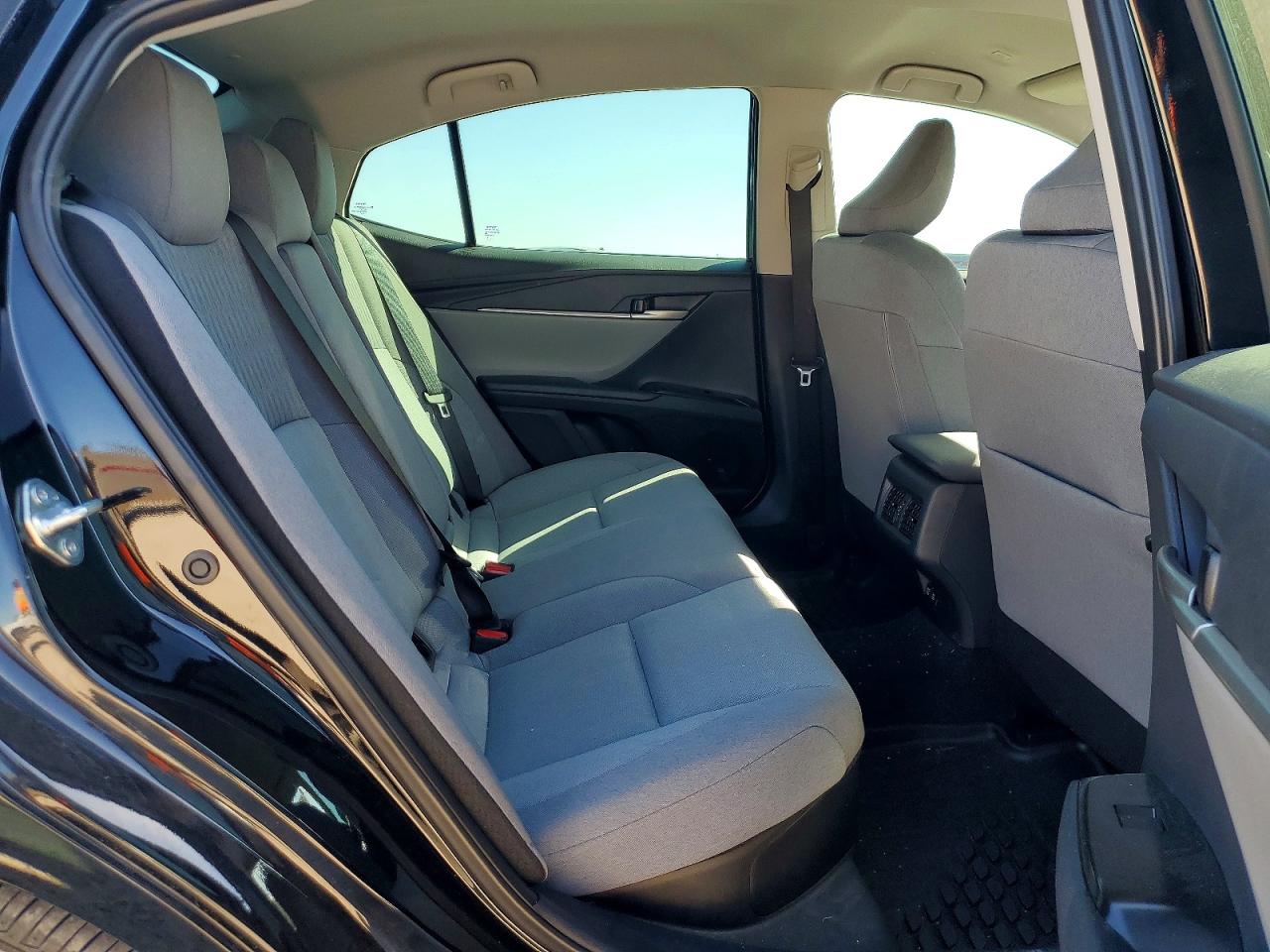 2025 TOYOTA CAMRY LE photo 31