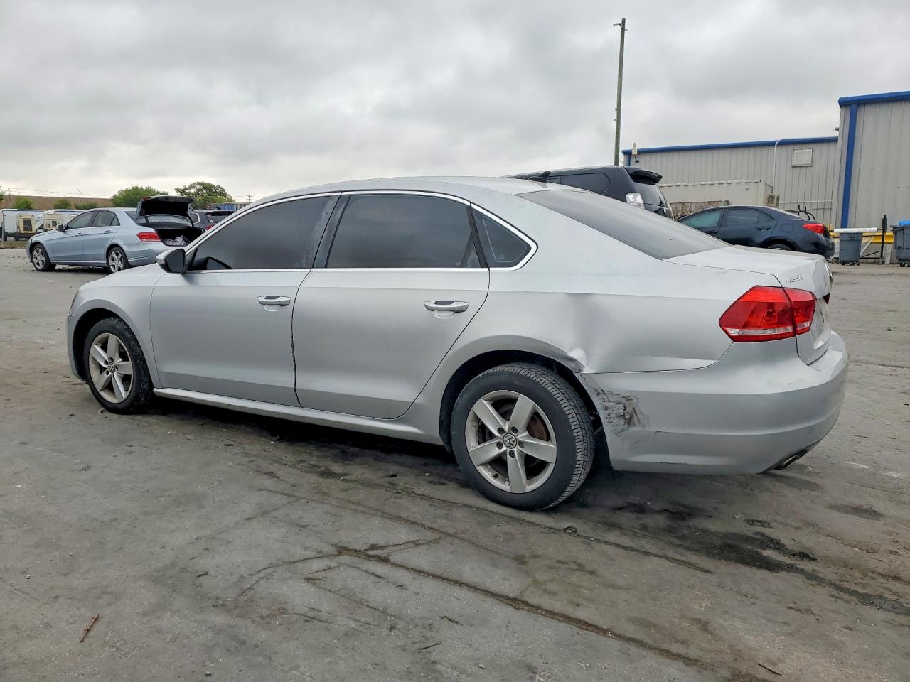 2012 VOLKSWAGEN PASSAT SE photo 4