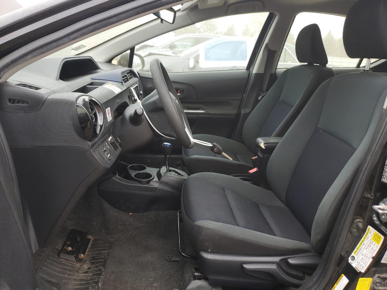 2016 TOYOTA PRIUS C TWO photo 13