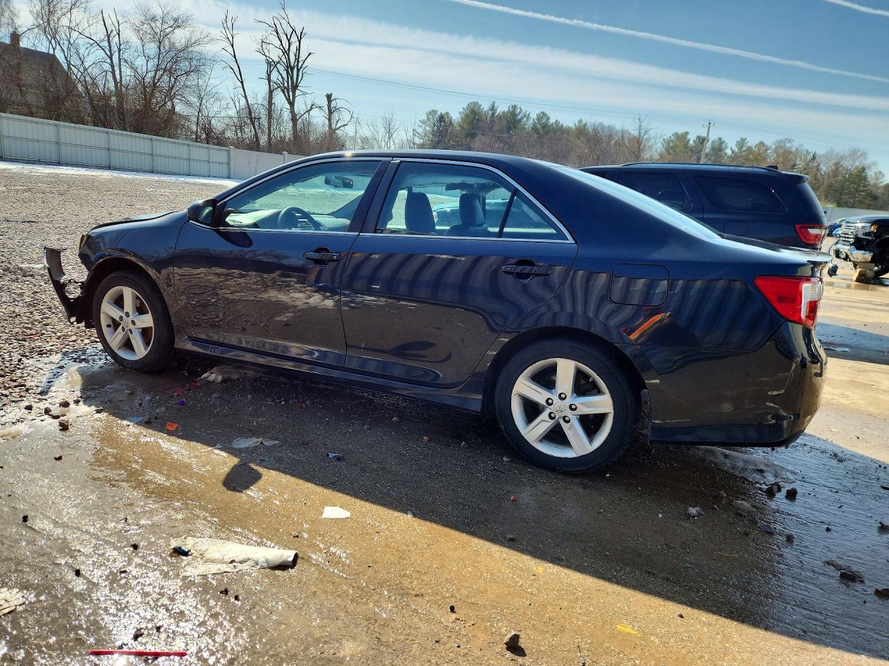 2014 TOYOTA CAMRY SE photo 3