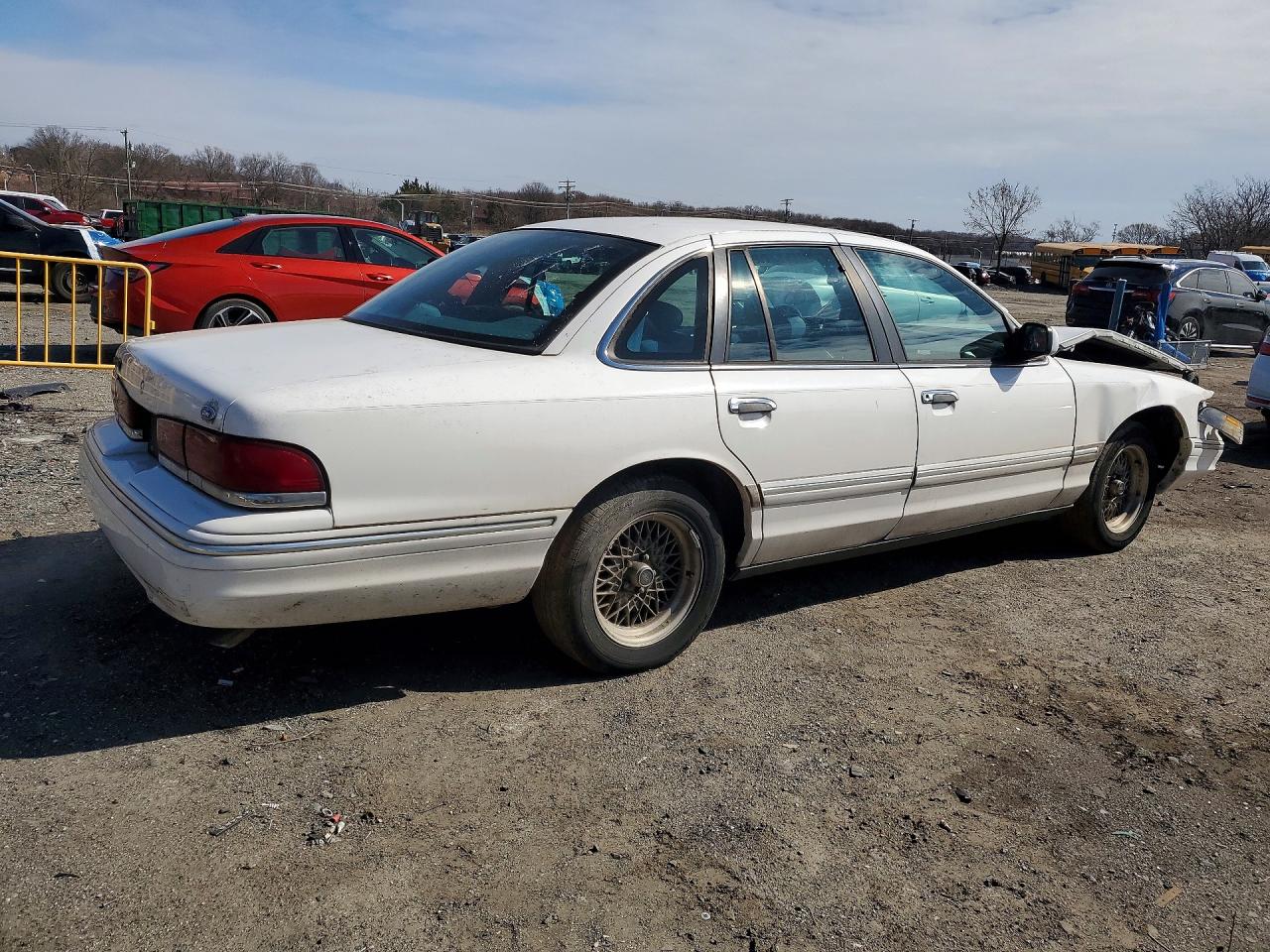 1997 FORD CROWN VICTORIA LX photo 3