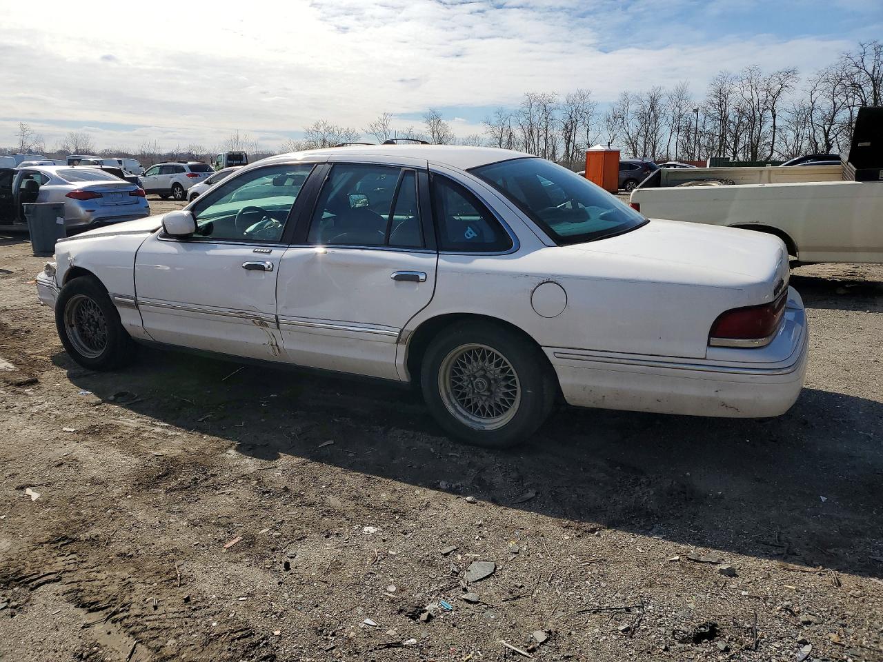 1997 FORD CROWN VICTORIA LX photo 2