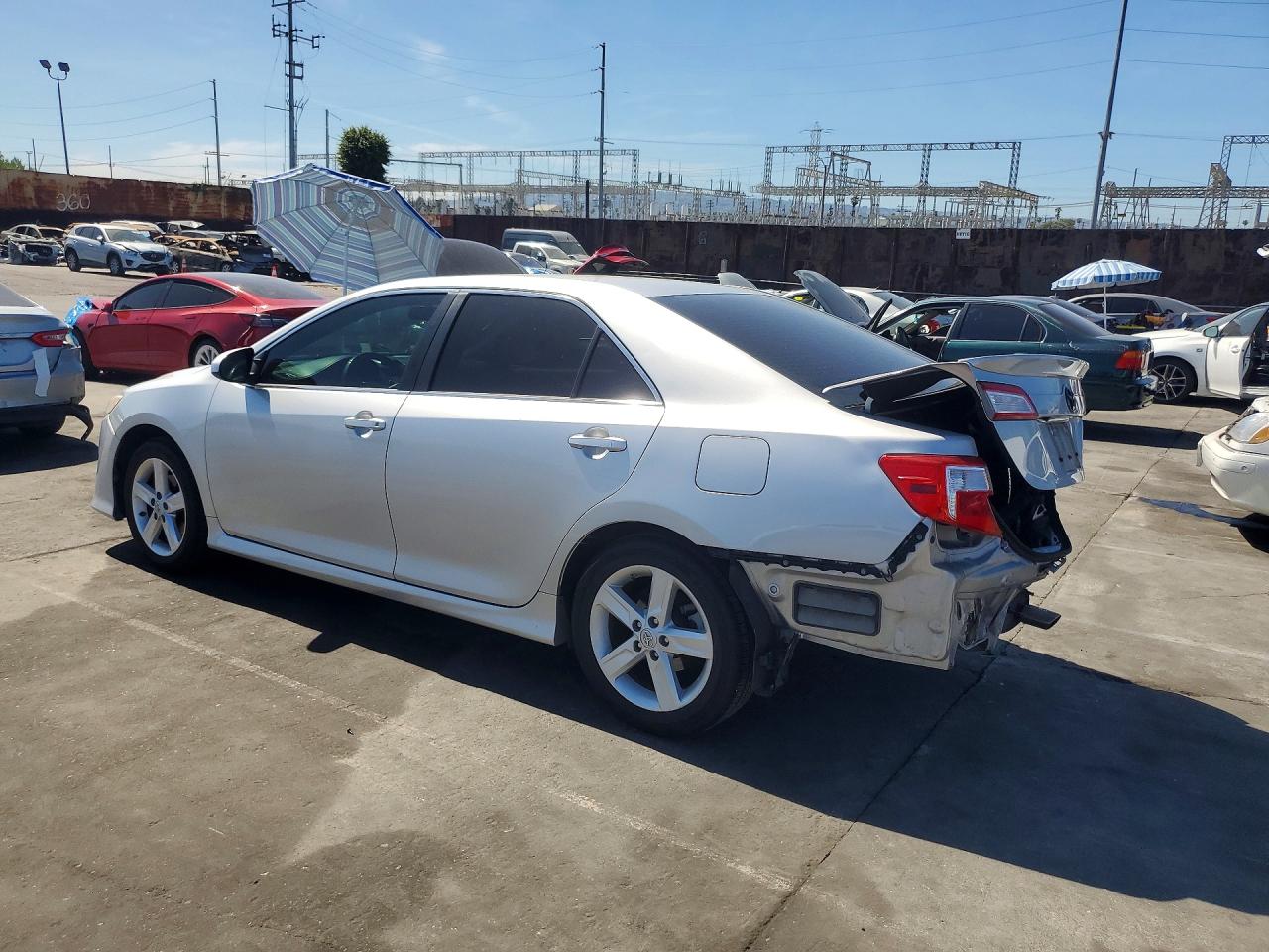 2014 TOYOTA CAMRY SE photo 3