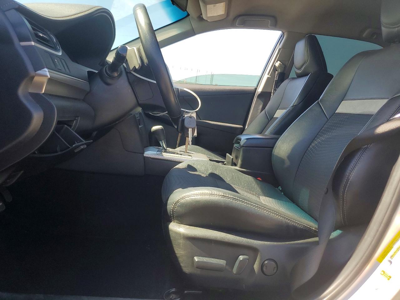2014 TOYOTA CAMRY SE photo 13