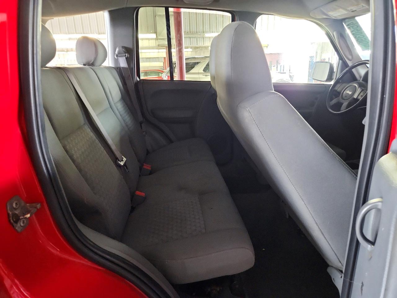 2005 JEEP LIBERTY SPORT photo 21