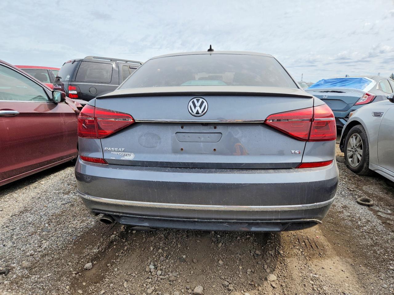 2017 VOLKSWAGEN PASSAT R-LINE photo 6