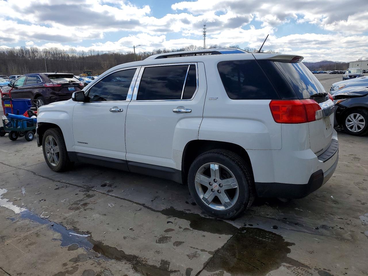 2013 GMC TERRAIN photo 2