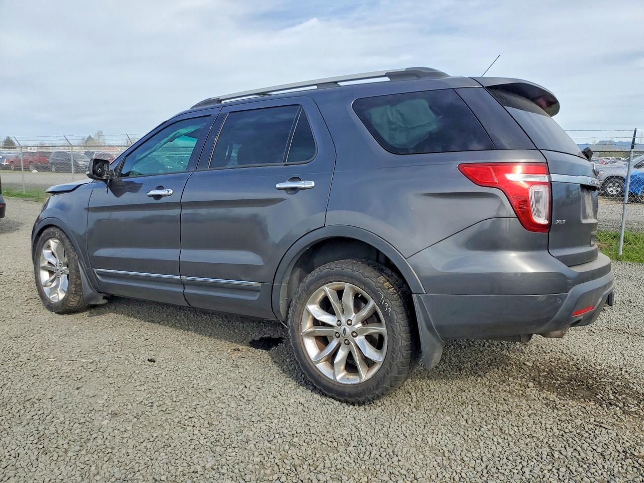 2015 FORD EXPLORER XLT photo 3