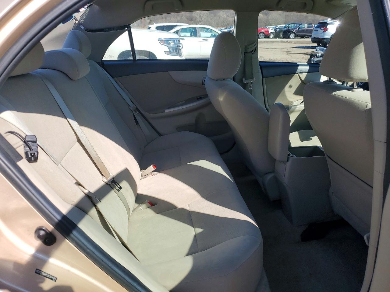 2011 TOYOTA COROLLA LE photo 10