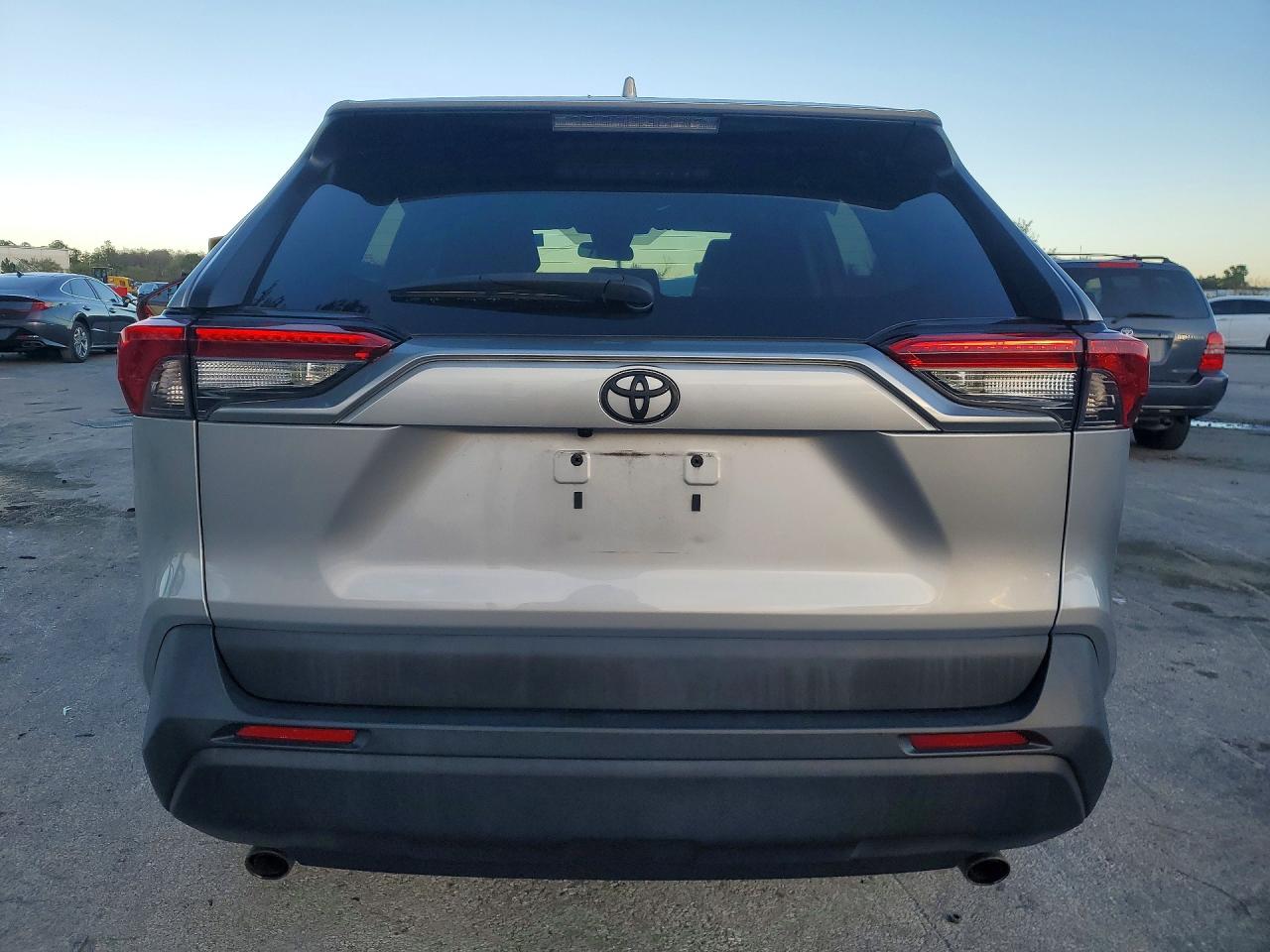 2021 TOYOTA RAV4 LE photo 6