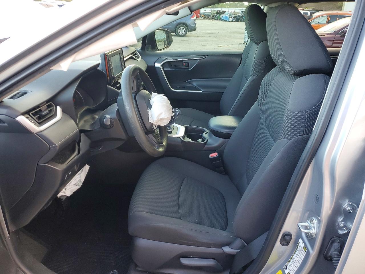 2021 TOYOTA RAV4 LE photo 7