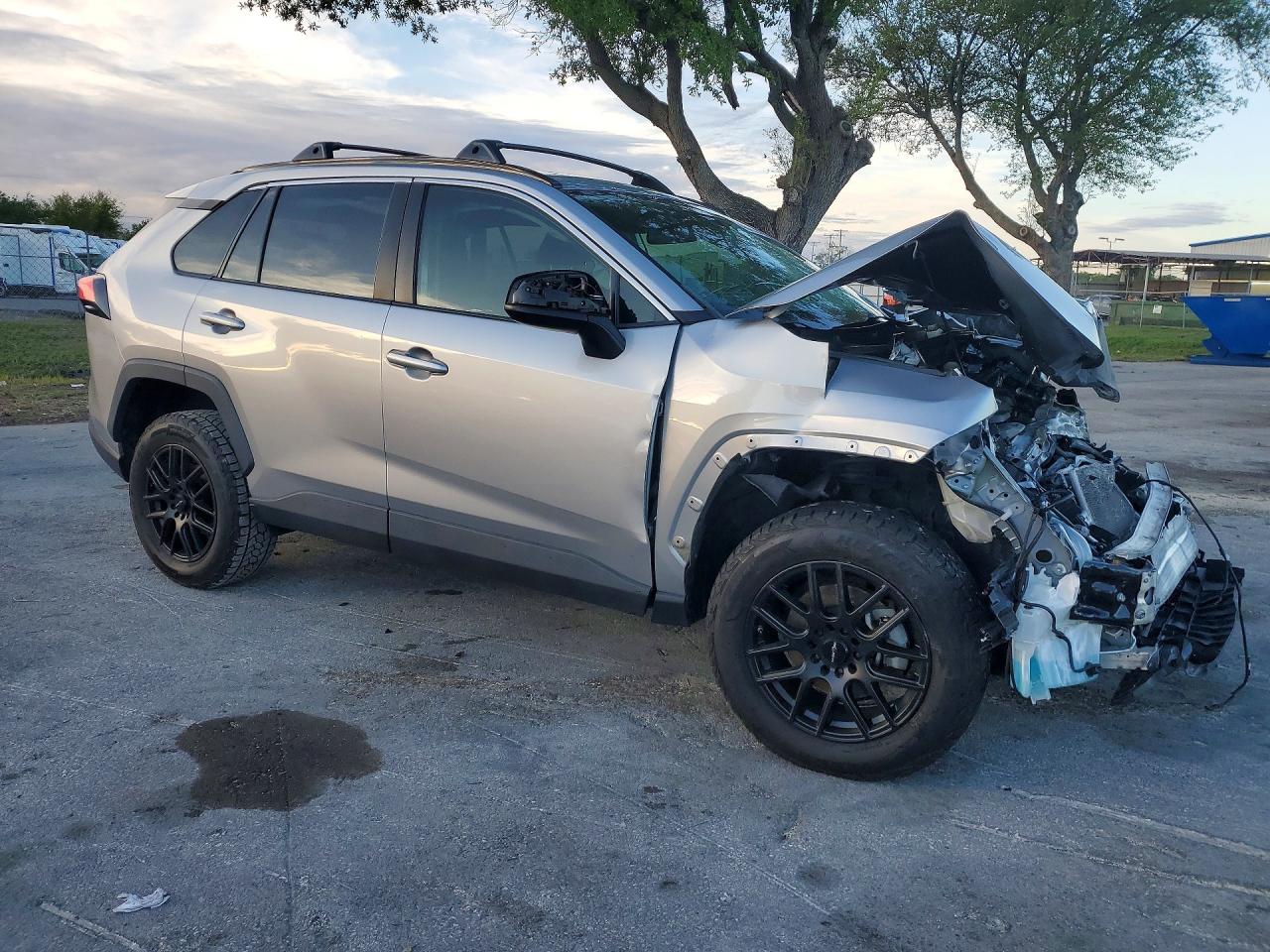 2021 TOYOTA RAV4 LE photo 4