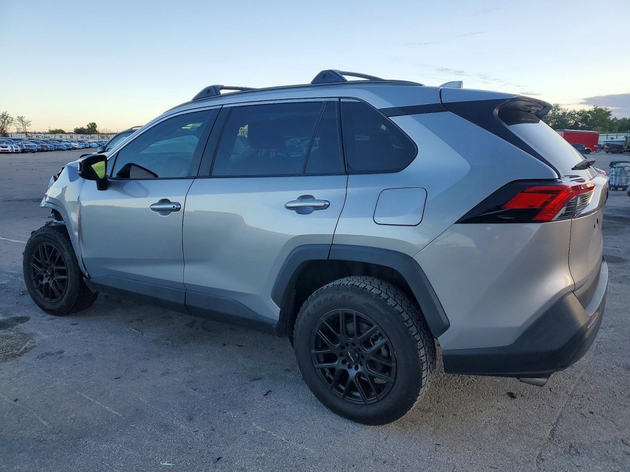 2021 TOYOTA RAV4 LE photo 2