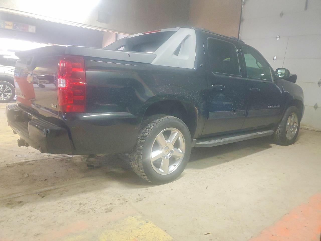 2011 CHEVROLET AVALANCHE LT photo 3