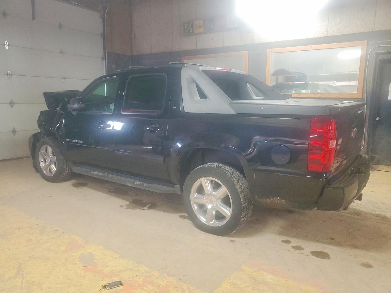 2011 CHEVROLET AVALANCHE LT photo 2