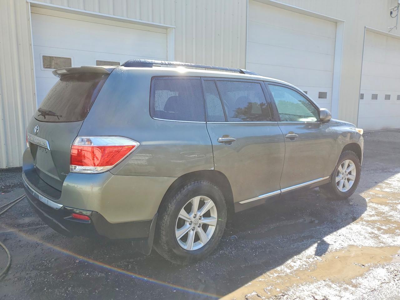2011 TOYOTA HIGHLANDER BASE photo 7