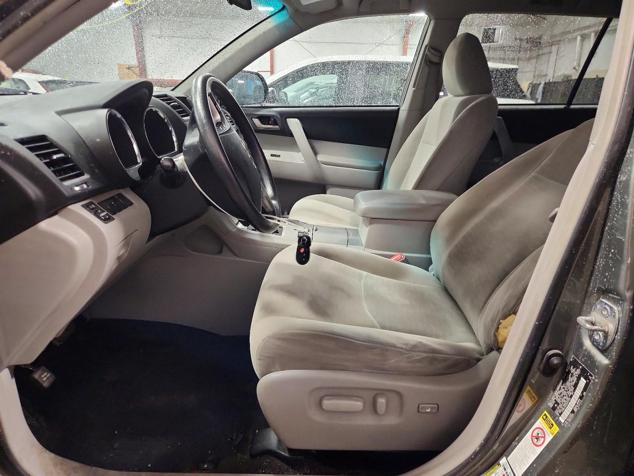 2011 TOYOTA HIGHLANDER BASE photo 19