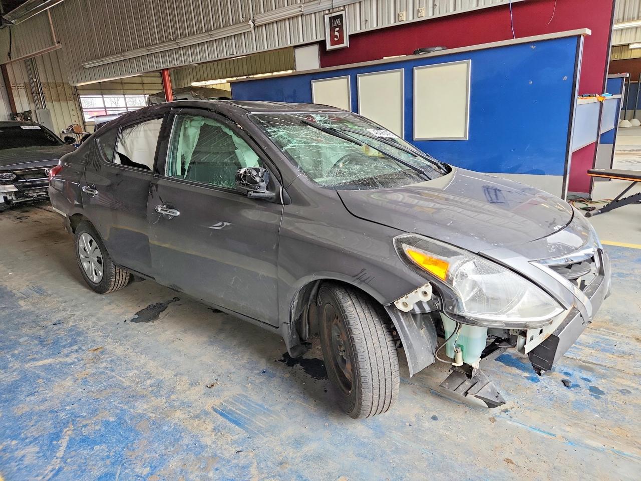 2019 NISSAN VERSA SV photo 4