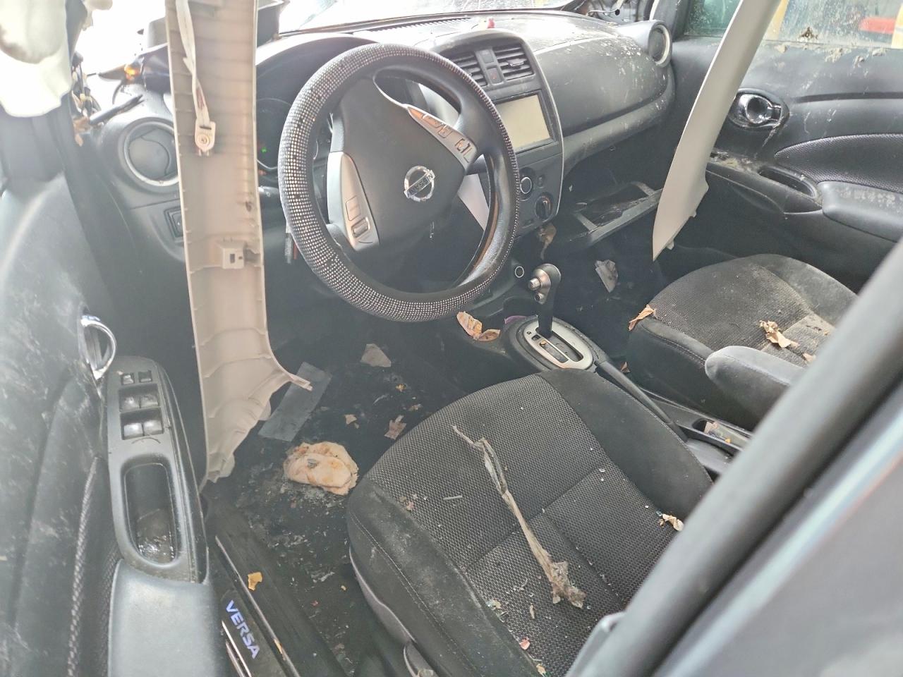2019 NISSAN VERSA SV photo 8