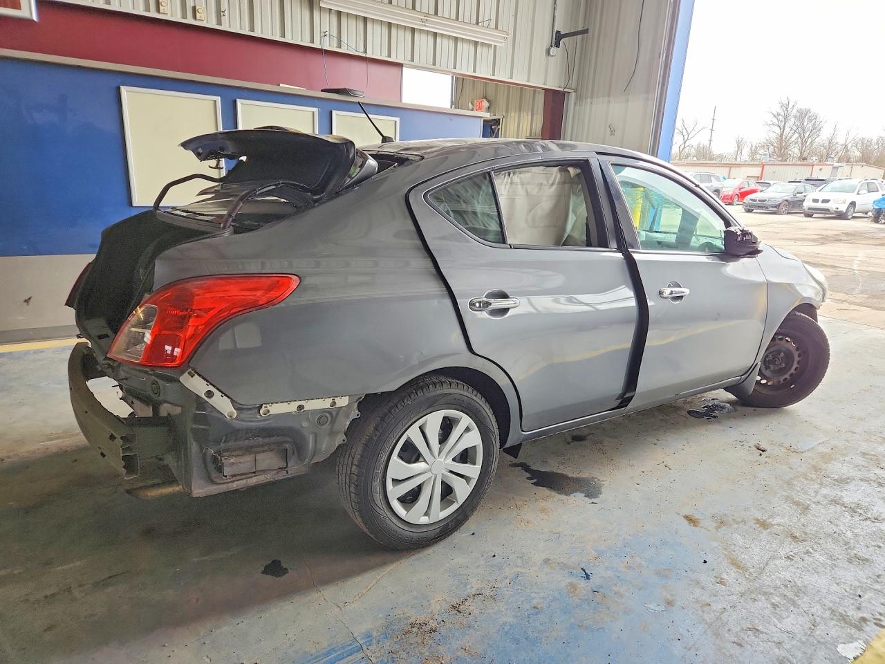 2019 NISSAN VERSA SV photo 3