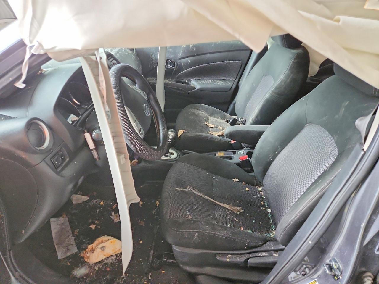 2019 NISSAN VERSA SV photo 7