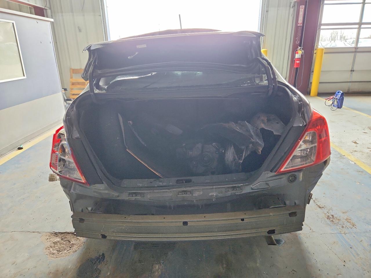 2019 NISSAN VERSA SV photo 6