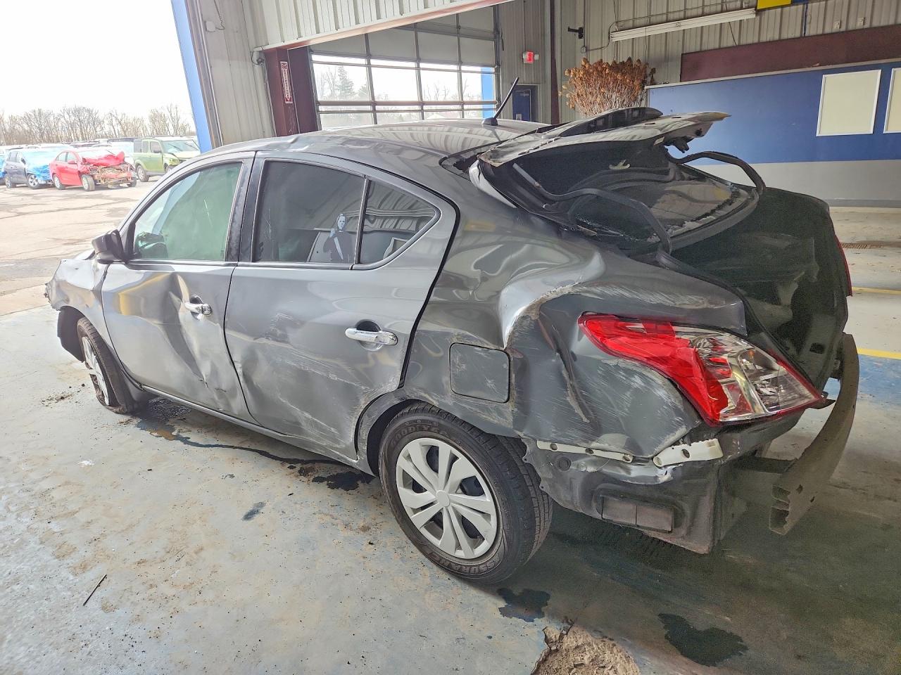 2019 NISSAN VERSA SV photo 2
