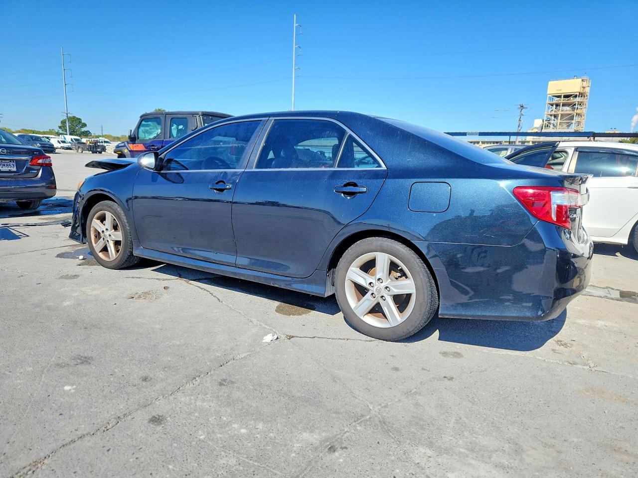 2013 TOYOTA CAMRY SE photo 3