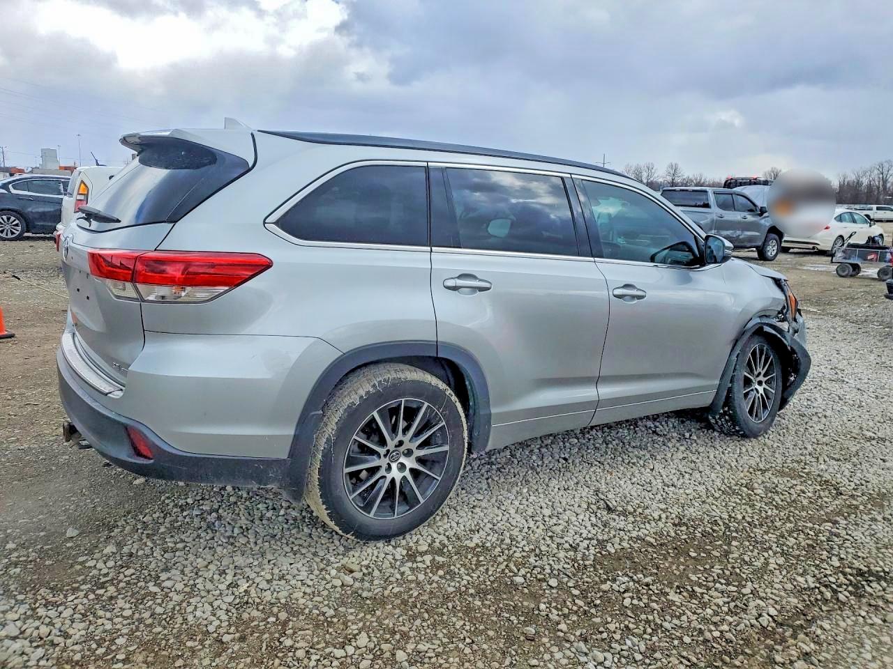 2017 TOYOTA HIGHLANDER SE photo 3