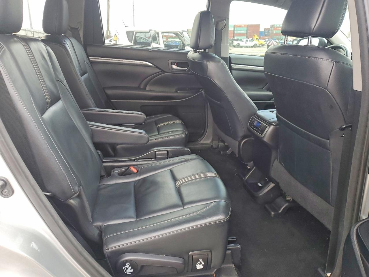 2017 TOYOTA HIGHLANDER SE photo 11