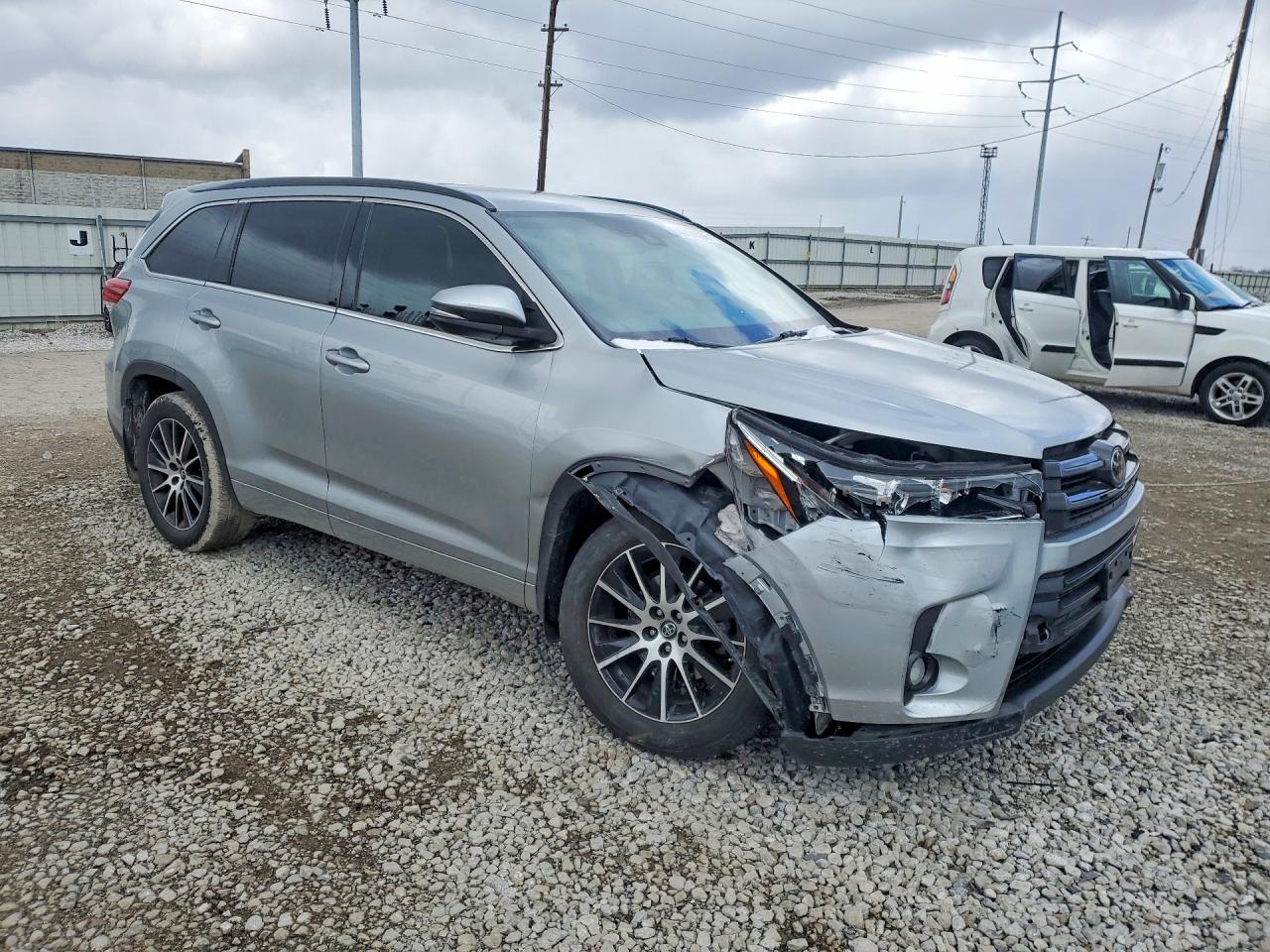 2017 TOYOTA HIGHLANDER SE photo 4