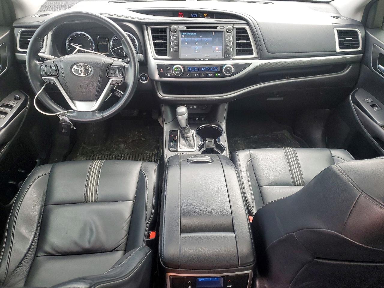 2017 TOYOTA HIGHLANDER SE photo 8