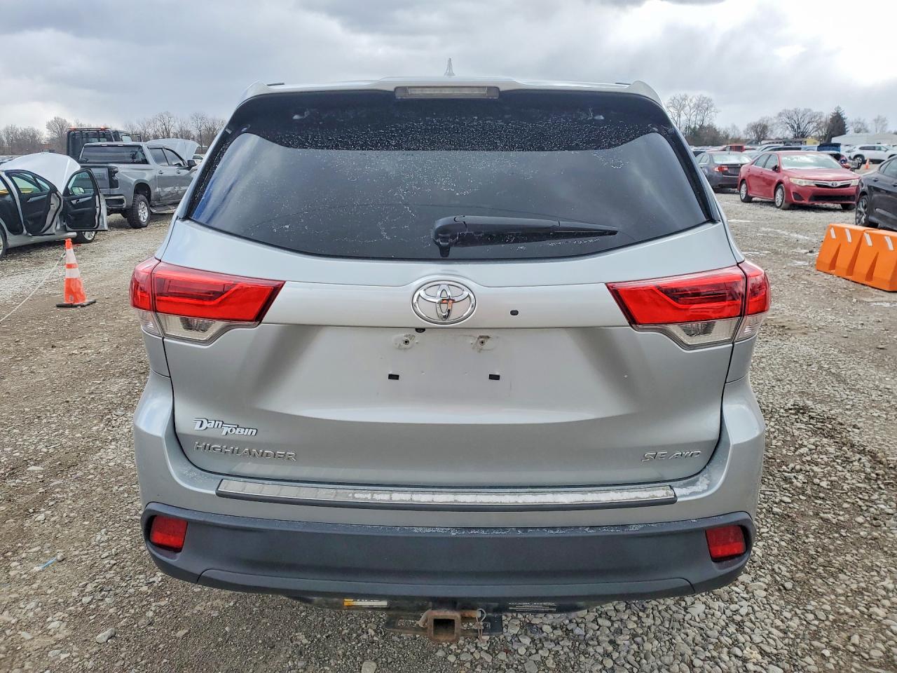 2017 TOYOTA HIGHLANDER SE photo 6