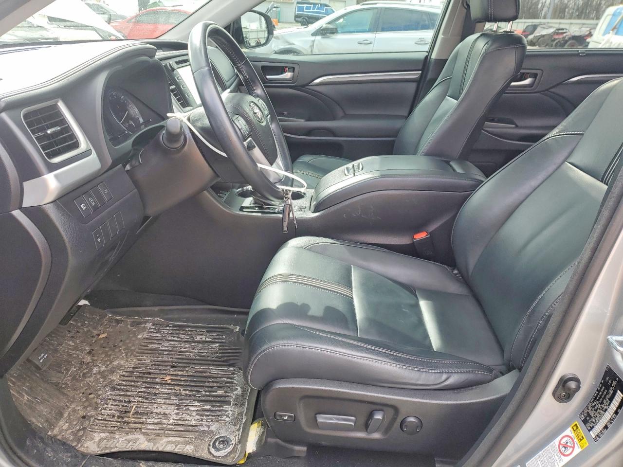 2017 TOYOTA HIGHLANDER SE photo 7