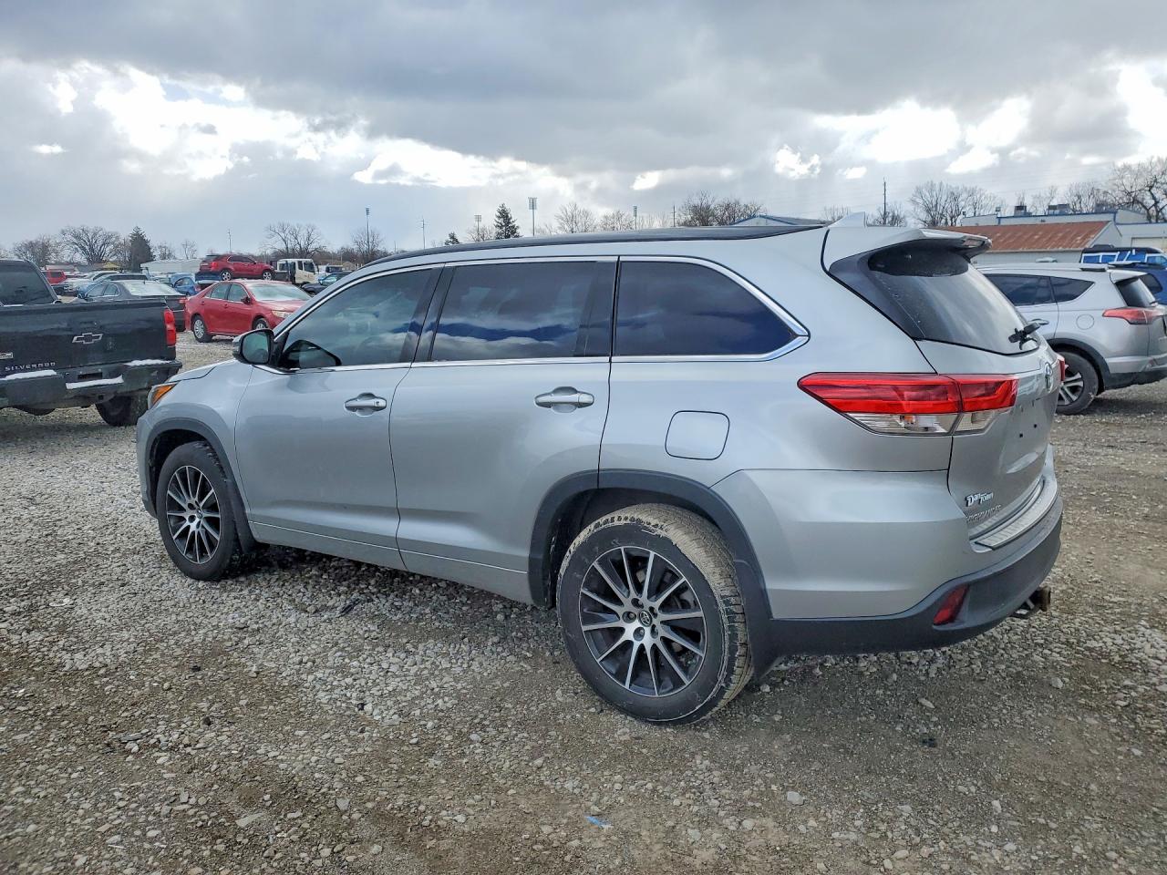 2017 TOYOTA HIGHLANDER SE photo 2