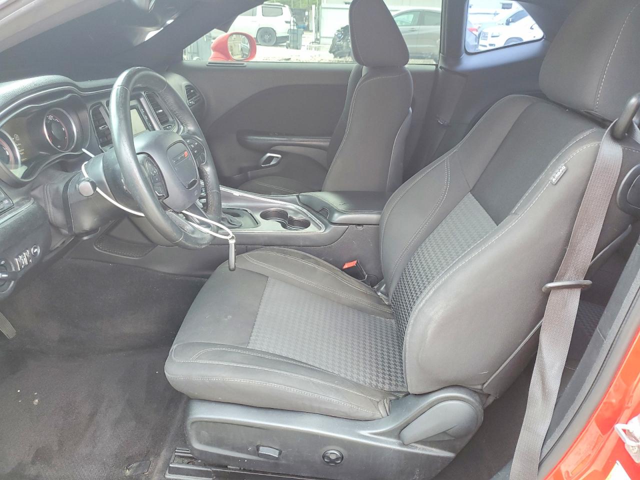 2016 DODGE CHALLENGER SXT photo 19