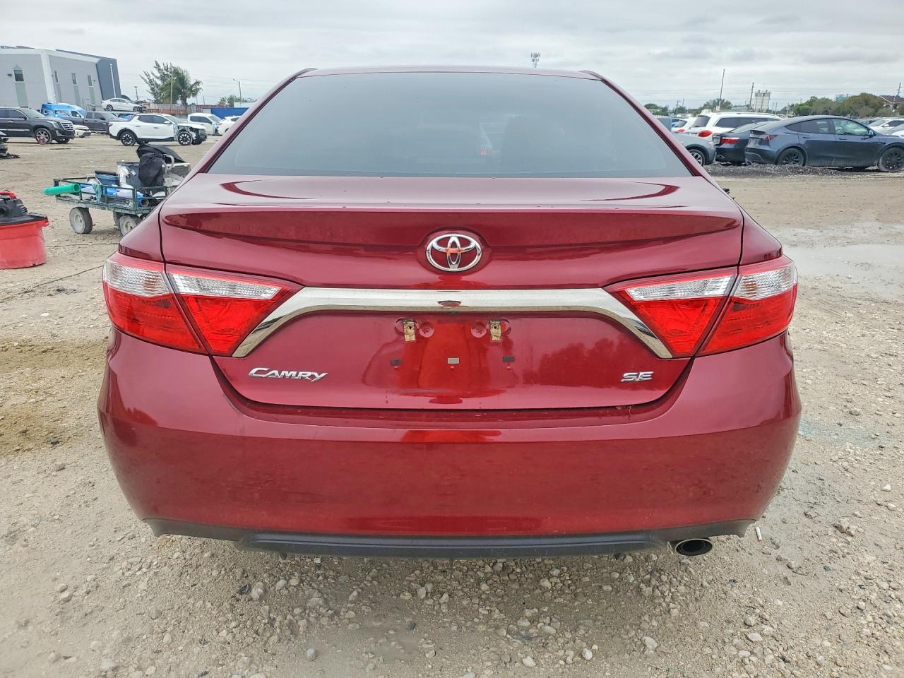 2017 TOYOTA CAMRY SE photo 11