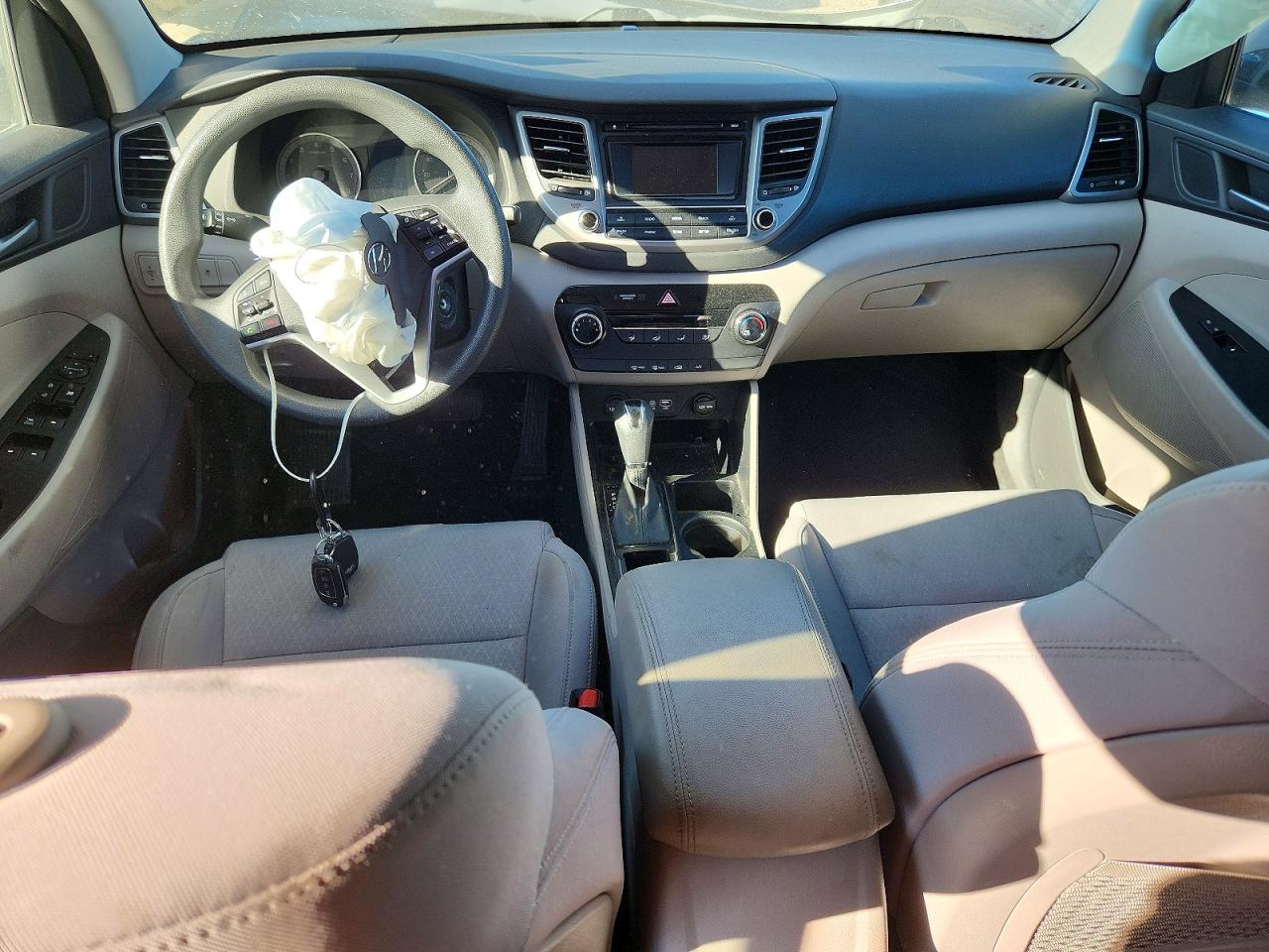 2017 HYUNDAI TUCSON SE photo 8