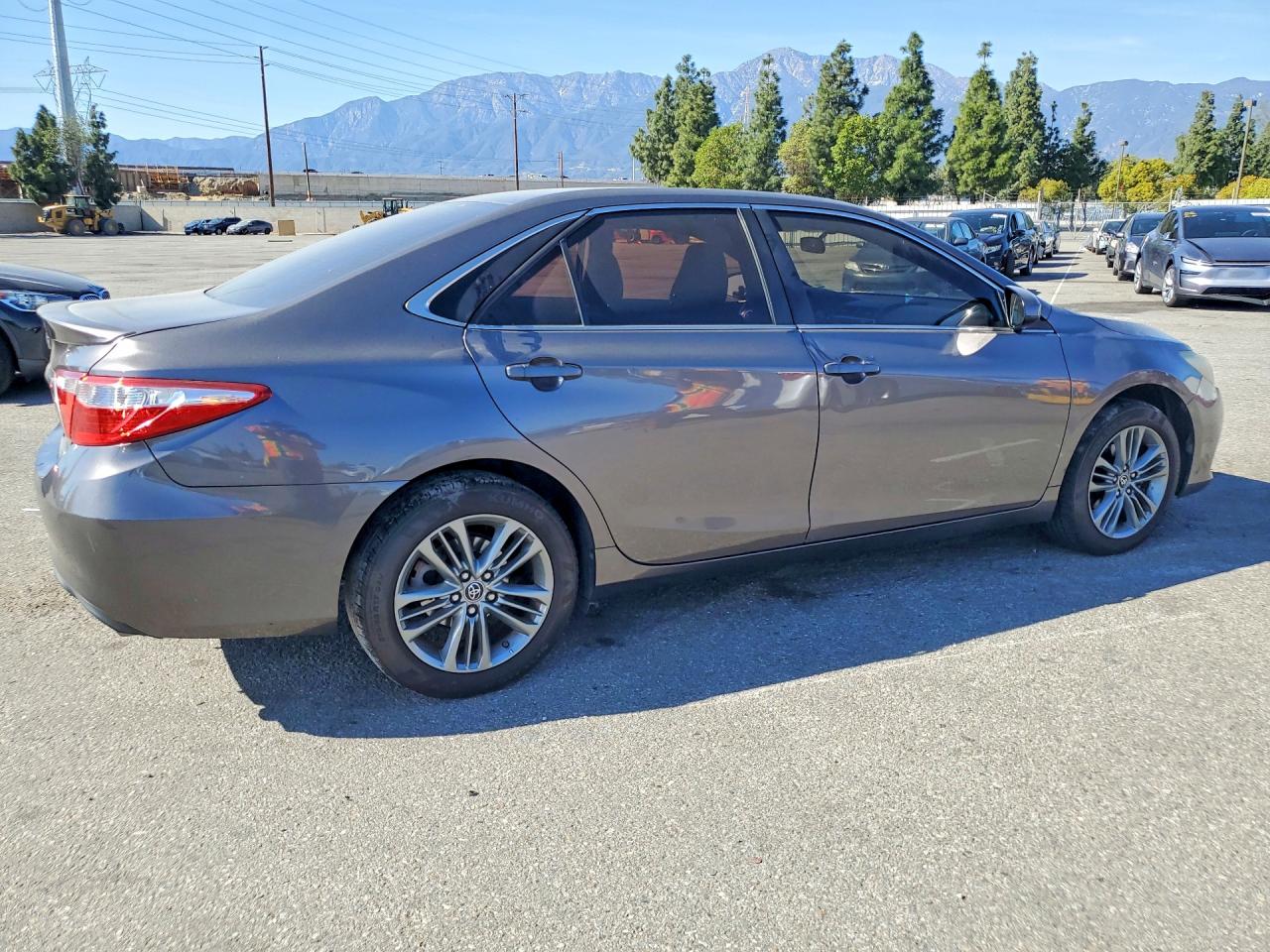 2015 TOYOTA CAMRY SE photo 3