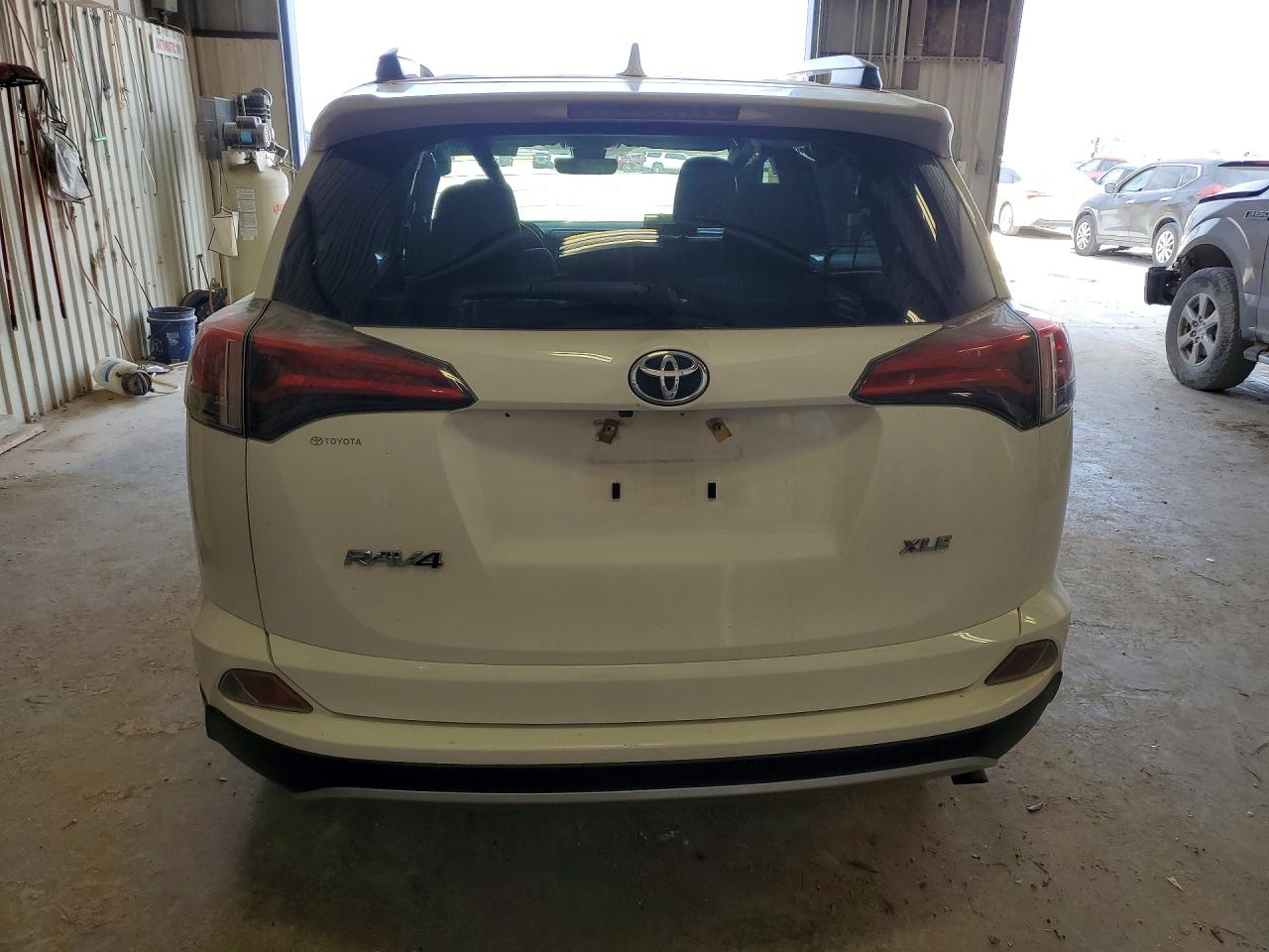 2018 TOYOTA RAV4 XLE photo 11
