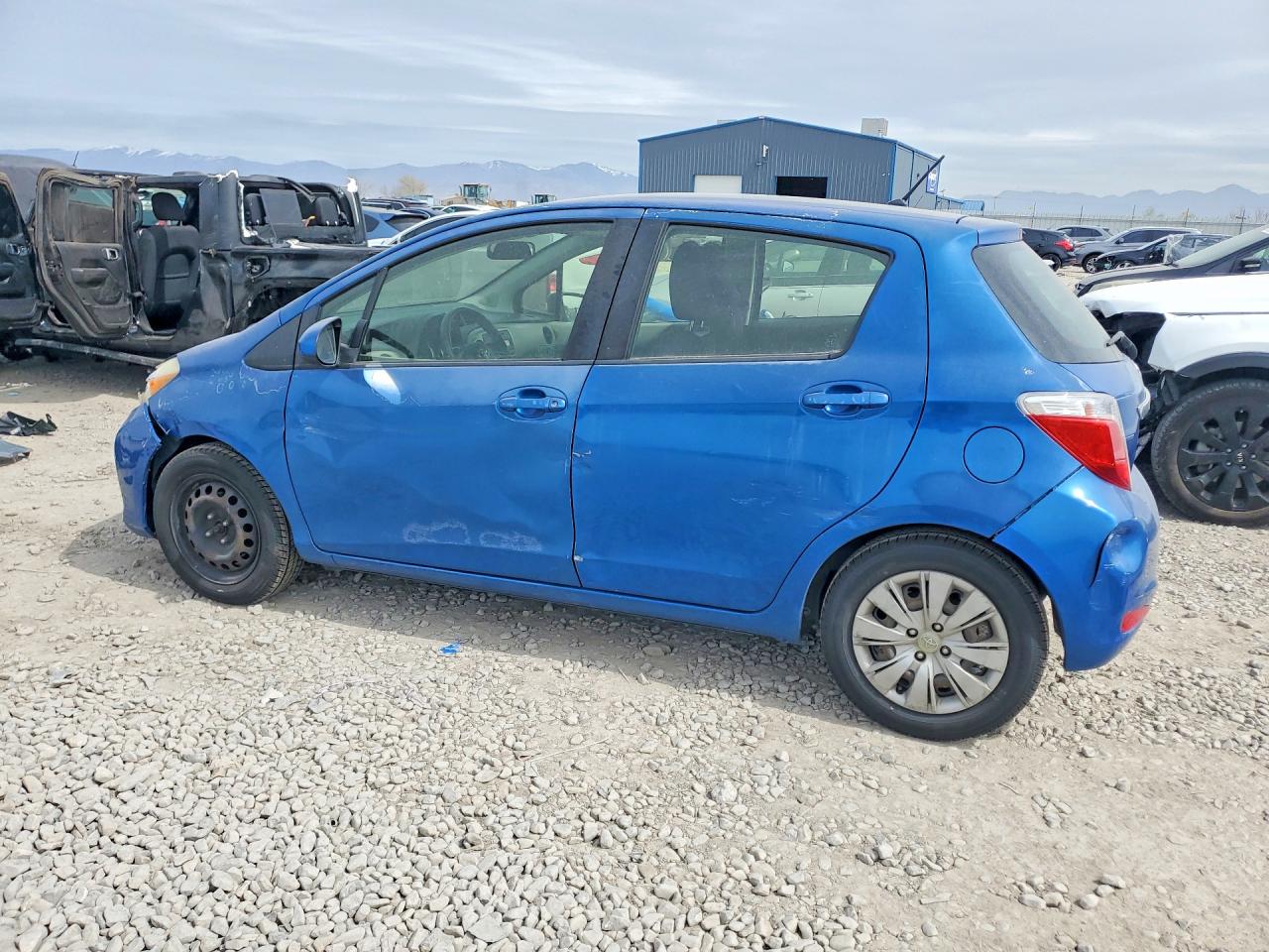 2013 TOYOTA YARIS 5-DOOR L photo 4